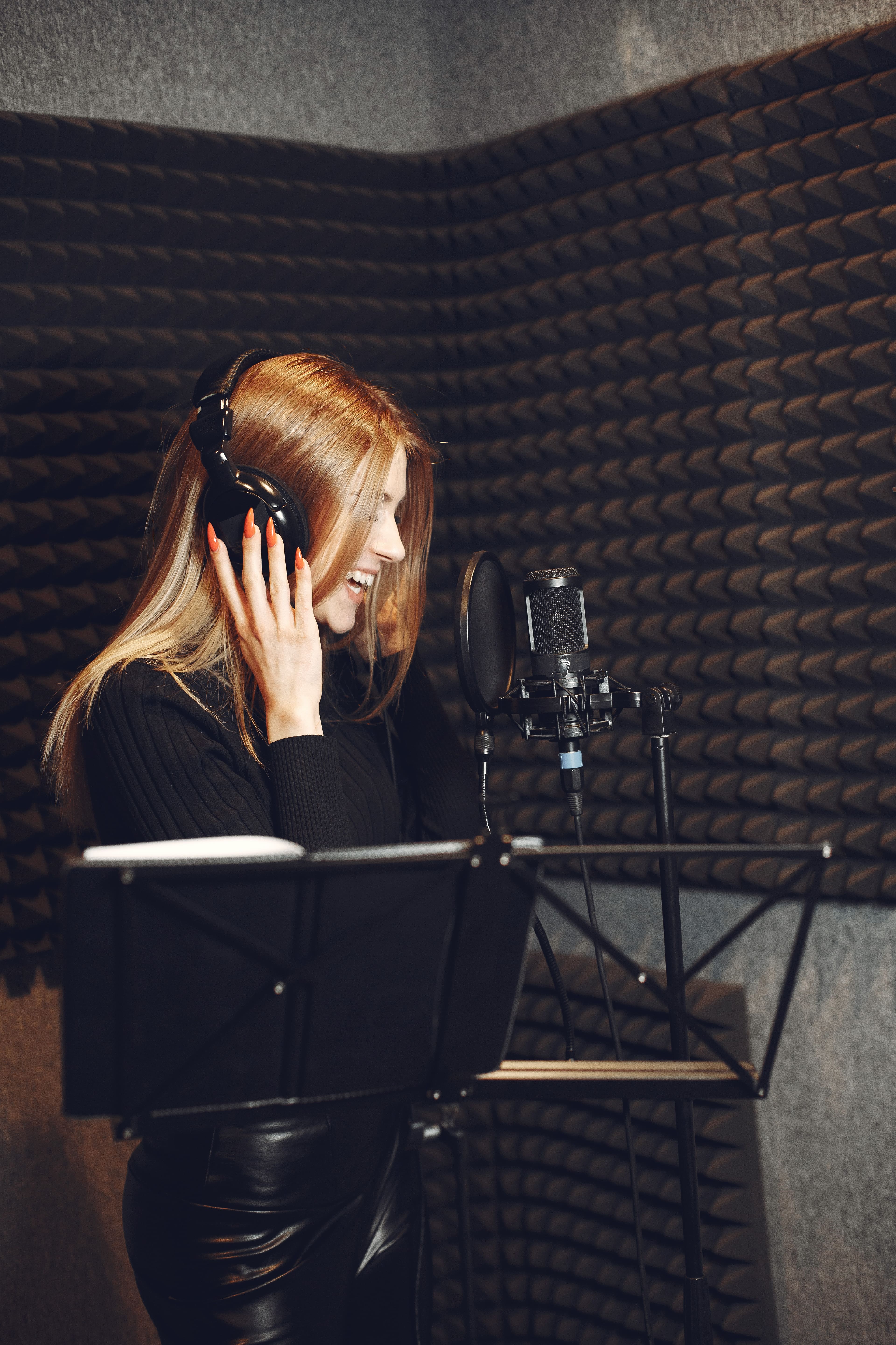 animateur-radio-faisant-gestes-lors-enregistrement-podcast-dans-studio-radio